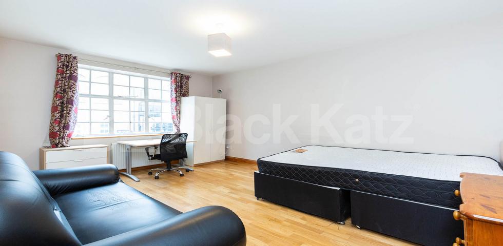 Spacious two bed good for three sharers mins to Euston Cranleigh Street, Camden